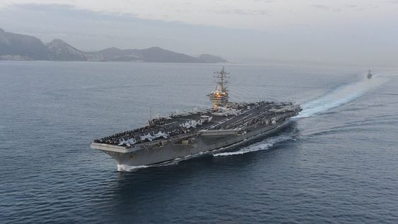 El portaaviones USS Dwight D. Eisenhower  navega las aguas del Mar Rojo hace semanas. Los hutíes le lanzaron misiles, aunque no se reportan daños significativos.
