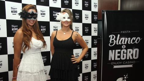 Noche de fiesta en blanco y negro