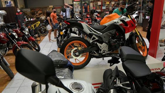 La venta de motos nuevas tuvo una merma tras cinco meses de alza. El plan Mi moto sigue apalancando la comercialización. Foto: Orlando Pelichotti/ Los Andes