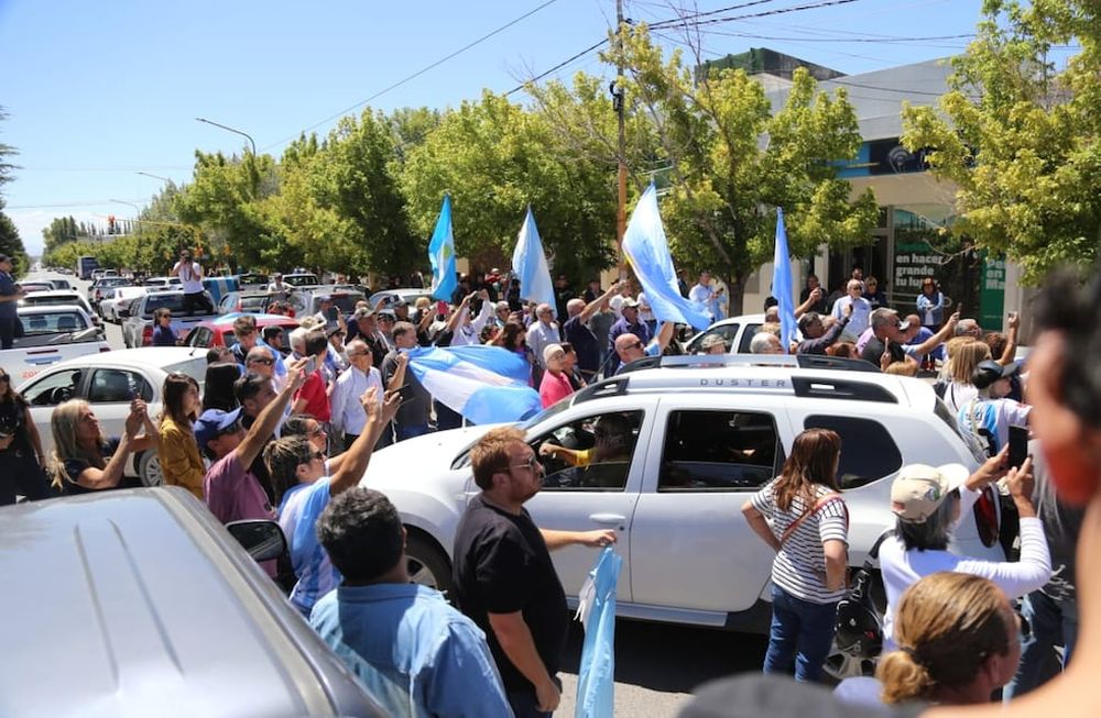 Se realizó la caravana a Malargüe para pedir que el Gobierno Nacional de marcha atrás con el reconocimiento de tierras a supuestos mapuches.