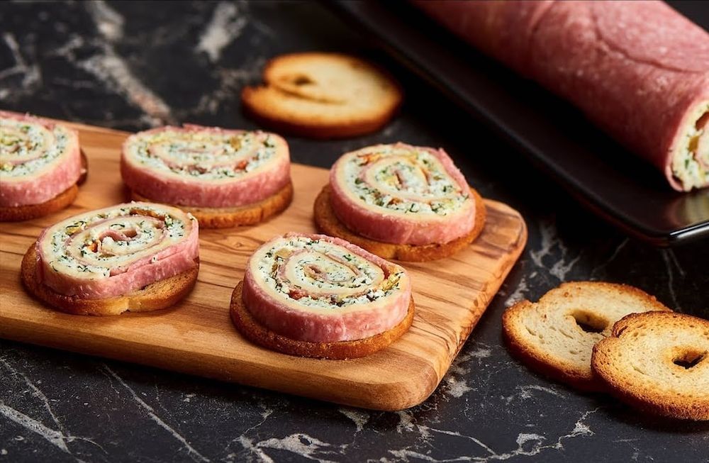 Así podés preparar unos ricos arrollados de queso y salame para pasar del apuro.