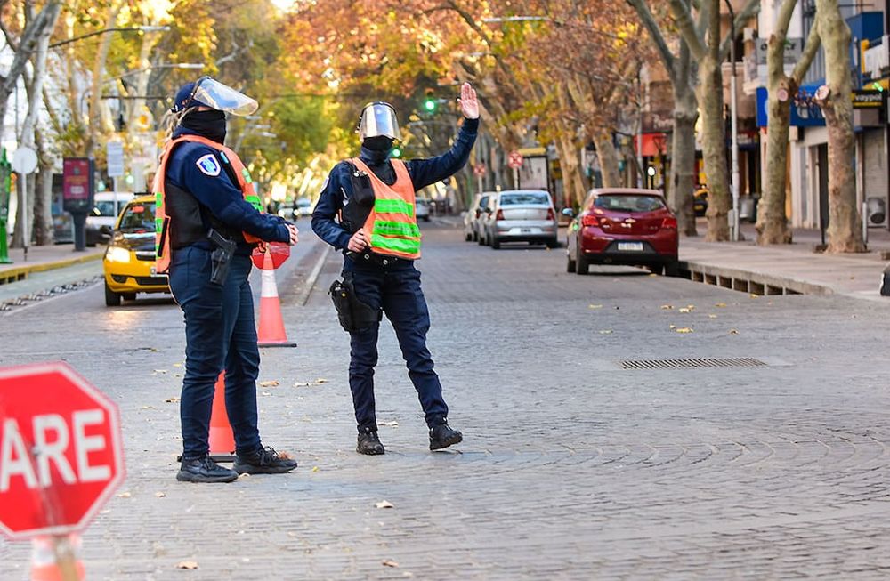 Especialistas opinan que un confinamiento puede volver a aplicarse para bajar los contagios porque el que pasó no fue significativo. Foto: Mariana Villa / Los Andes