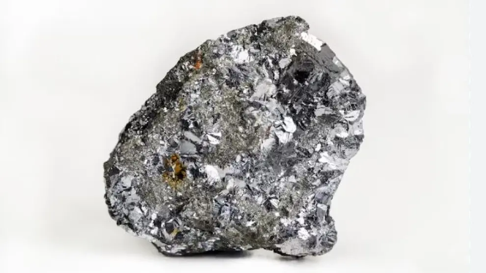 La casiterita es un mineral generalmente negruzco con brillo metálico y la fuente principal para la obtención de estaño.