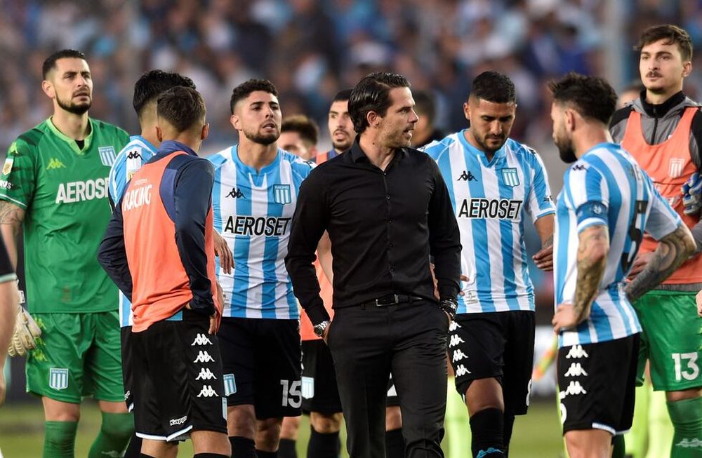 Fernando Gago y sus jugadores, golpeados por la derrota pero con la frente en alto por todo lo que hicieron en la temporada. (AP)