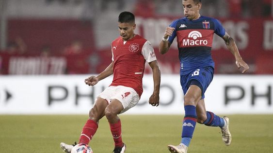 El Rojo lo ganaba con un gol de penal de Benegas, pero el VAR sancionó una mano de Barreto y le dio el empate al Matador en el último minuto. / Gentileza.