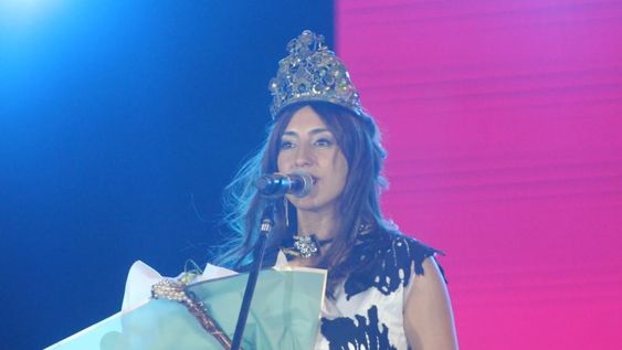 Tras una reñida votación, Daniela recibió los atributos reales de su antecesora desde 2020, Anabella Carrera. La morocha agradeció a vecinos y productores paceños.