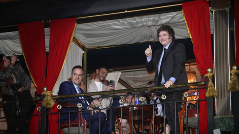 Javier Milei y Manuel Adorni en el desfile por los 50 años en la moda de Roberto Piazza.