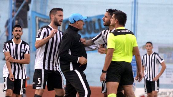 Explotó Marcelo Fuentes en la derrota de Gimnasia