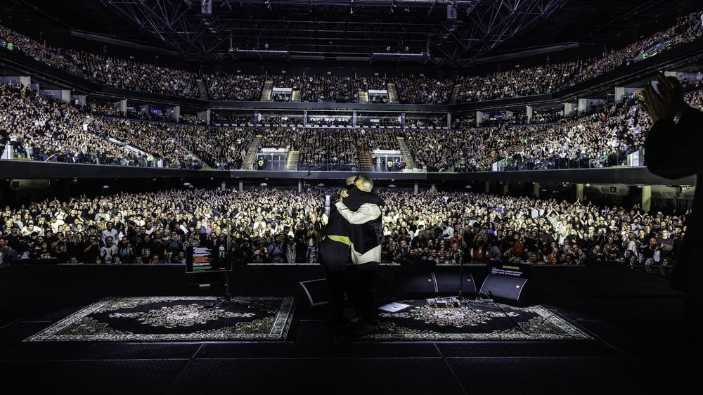 David Lebón y Pedro Aznar, en el show del Movistar Arena dedicado a Serú Girán.