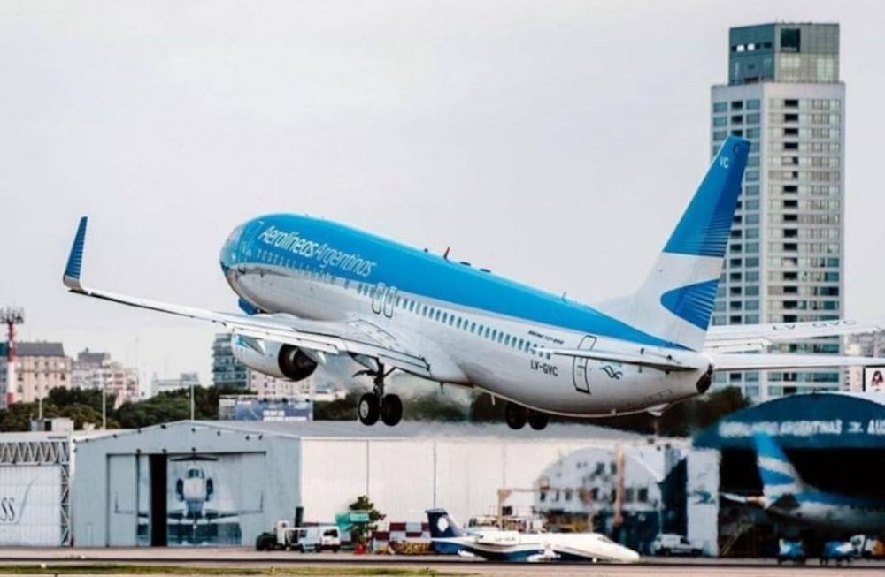 Partió este jueves el segundo avión en búsqueda de la vacuna rusa.