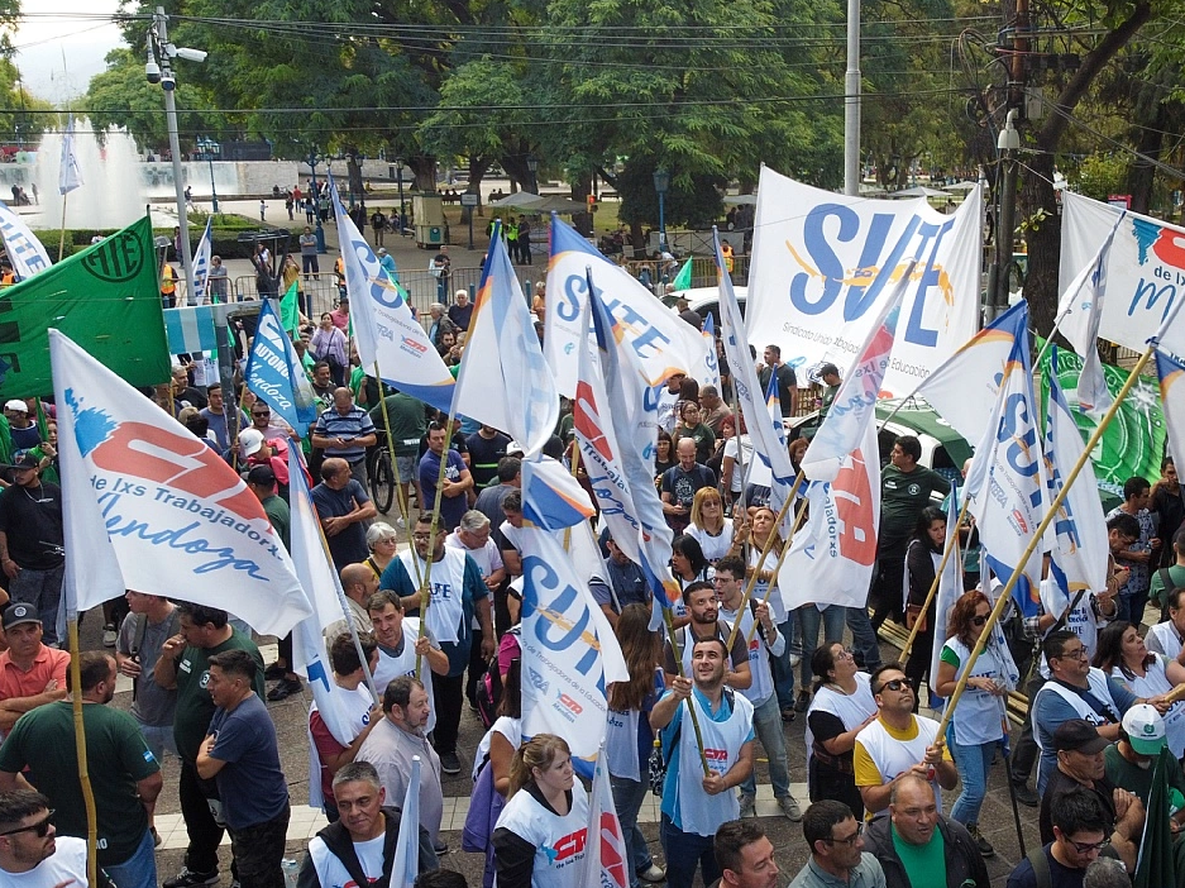 Sute encabezará la protesta en la Plaza Independencia. Sute encabezará la protesta en la Plaza Independencia.