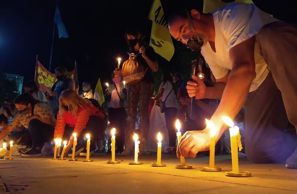 Trabajadores de la salud realizaron una serie de maniestaciones que culminó en una marcha de antorchas para pedir meores condiciones laborales.