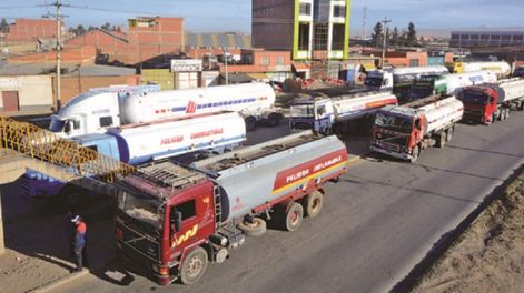 Los Andes | Camiones cisterna de combustible. Foto: Víctor Gutiérrez / Página Siete.