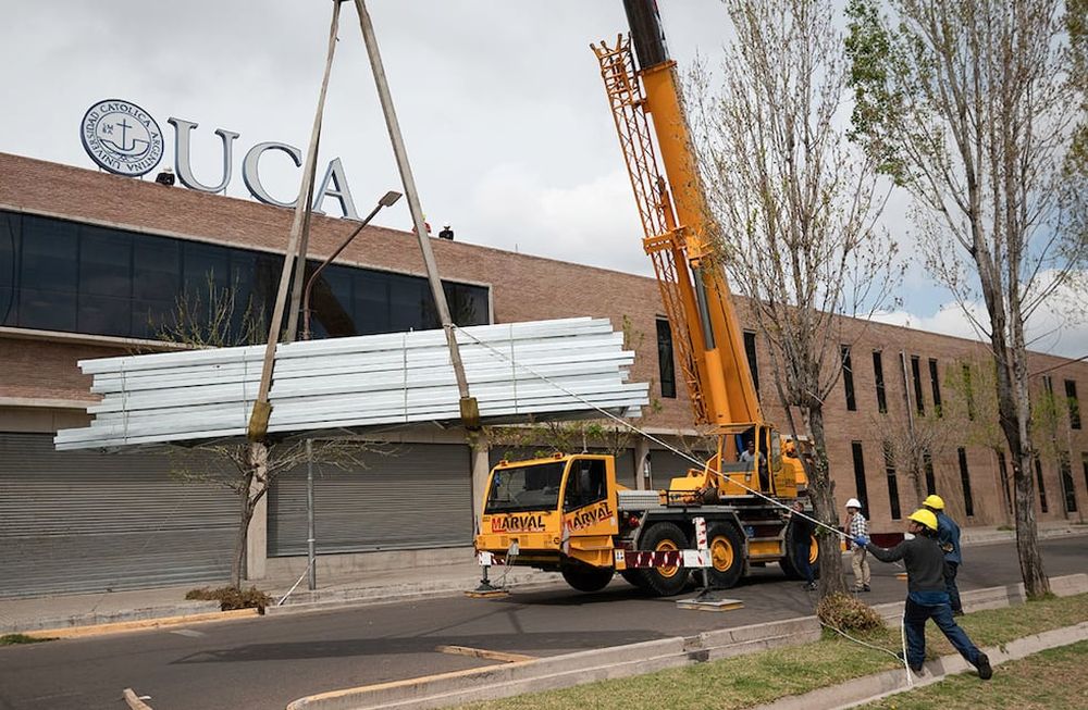 La Universidad Catolica Argentina instalará paneles solares en la sede universitaria y en el Colegio Papa Francisco, la potencia generada en cada edificio se inyectará en el mismo punto de consumo. Foto: Ignacio Blanco / Los Andes