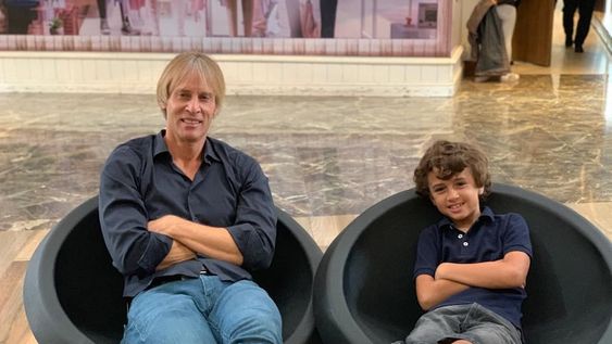 David English y su hijo, Benjamín. El hombre se encontraba en la calle, en la Zona Cero de Nueva York la mañana del 11 de septiembre de 2001, cuando uno de los aviones se estrelló encima de su cabeza. Tras sobrevivir al accidente, se mudó a Mendoza en 2002. / Foto: Gentileza.