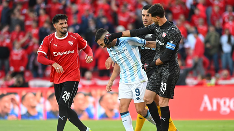 Racing e Independiente de Avellaneda disputan otra edición del clásico.