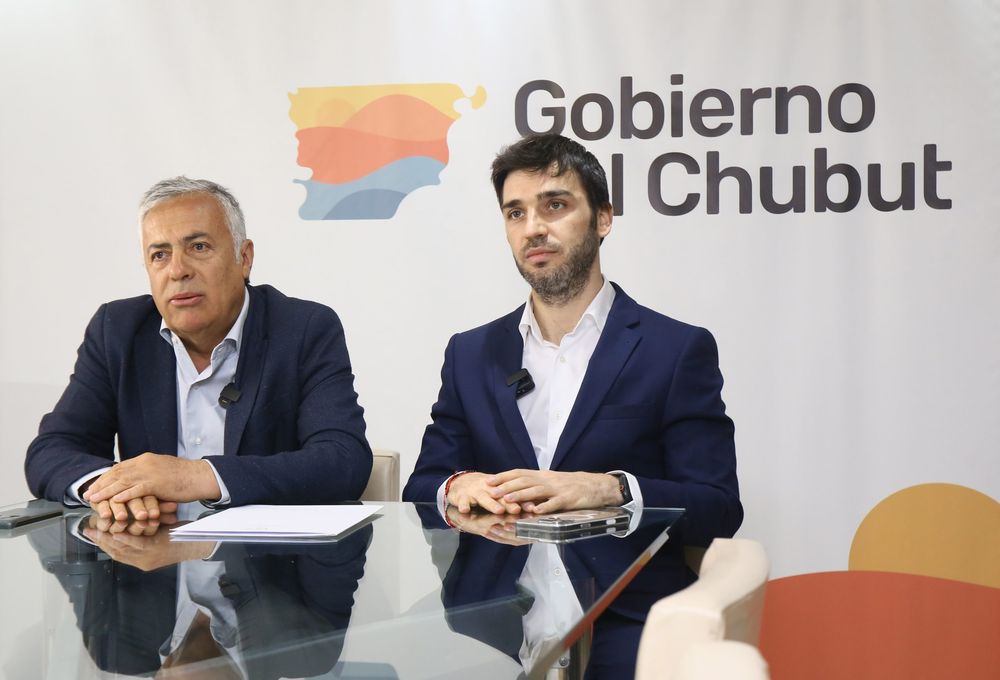 El gobernador Alfredo Cornejo y su par de Chubut, Nacho Torres, en conferencia de prensa desde la Casa de Chubut en Buenos Aires.