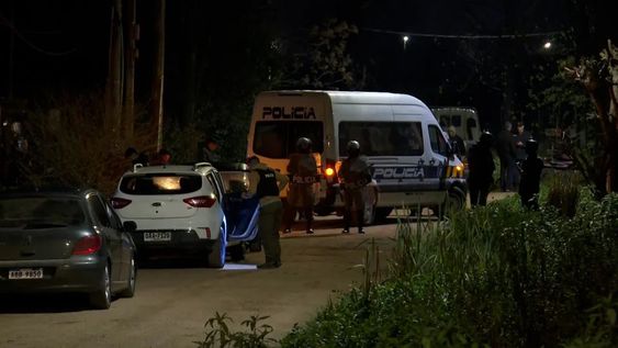 Video: un policía hincha de Peñarol asesinó a dos hinchas de Nacional que intentaron robarle un trapo.