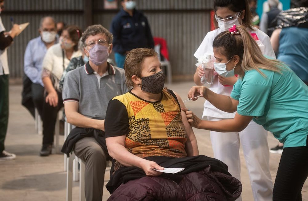 Mendoza 9 de abril  2021 SociedadMendoza 9 de abril  2021 Vacunación a mayes de 60 años en la Nave Cultural en un día frio y lluviosoFoto: Ignacio Blanco / Los Andes