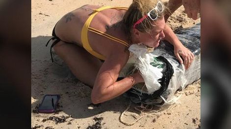 Florence: ¿Quién es la misteriosa rubia en bikini abrazada a un paquete de marihuana?