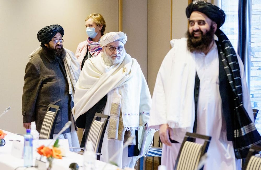 Representantes de los talibanes, Sakhaullah Sayed, Mutiul Haq Nabi Kheel y Amir Khan Muttaqi, durante la reunión entre organizaciones humanitarias noruegas y representantes de los talibanes en Oslo (Stian Lysberg Solum/NTB vía AP/Archivo)