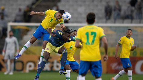 Casemiro, disputando la pelota en el partido contra Colombia, el cual Brasil ganó y le sirvió para asegurar la clasificación al Mundial Catar 2022.