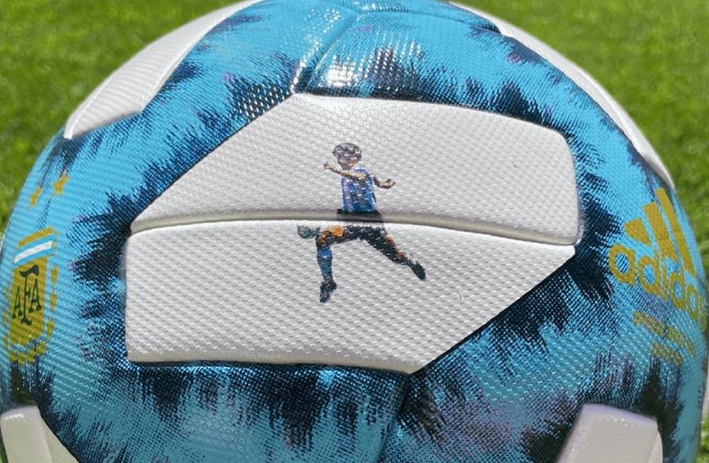 El balón del partido de esta noche entre Boca y Argentinos Juniors por la Copa Argentina tendrá la imagen de Maradona. / Gentileza.