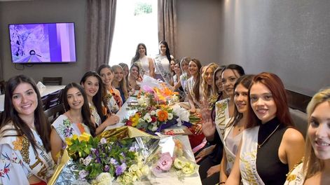 La candidatas a Reina Nacional comenzaron su convivencia en un hotel céntrico / Prensa Gobierno de Mendoza.