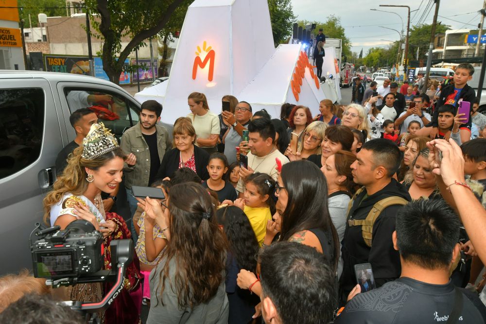 A lo largo del recorrido de Alejandrina Funes, la Reina Nacional de la Vendimia 2025, los vecinos de Las Heras se agolparon para saludarla y ella se bajó del carro para agradecer.