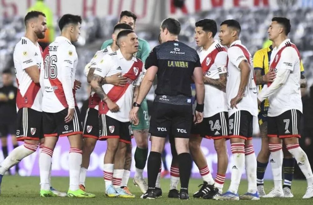El momento del cruce entre jugador y árbitro.