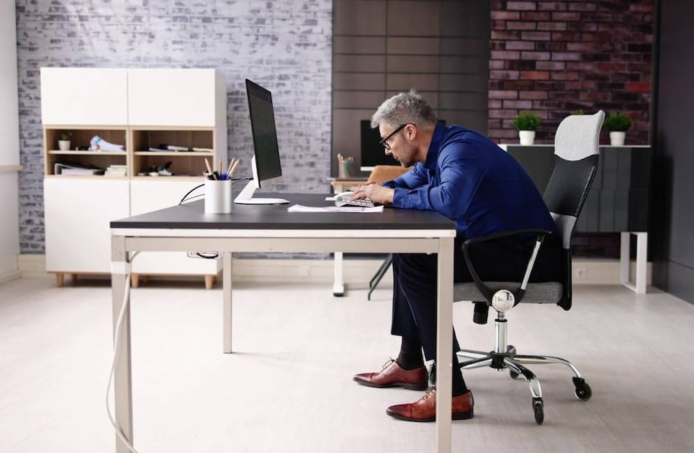 Es recomendable el uso de sillas ergonómicas y escritorios ajustables en altura. Imagen ilustrativa (Andrey_Popov/Shutterstock)