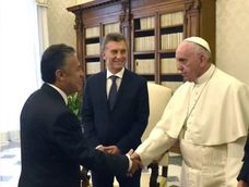 Alfredo Cornejo junto a Mauricio Macri y el papa Francisco en febrero de 2016
