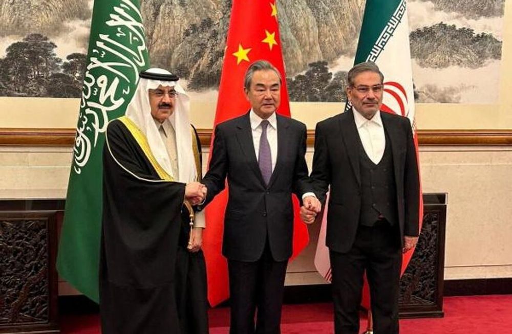 Desde la izquierda, el consejero saudí de Seguridad Nacional, Musaid Al Aiban, el jefe de la diplomacia china, Wang Yi, y el secretario del Consejo Supremo de Seguridad Nacional, Ali Shanjaní, tras la firma del acuerdo para reanudar las relaciones diplomáticas entre Irán y Arabia Saudí.