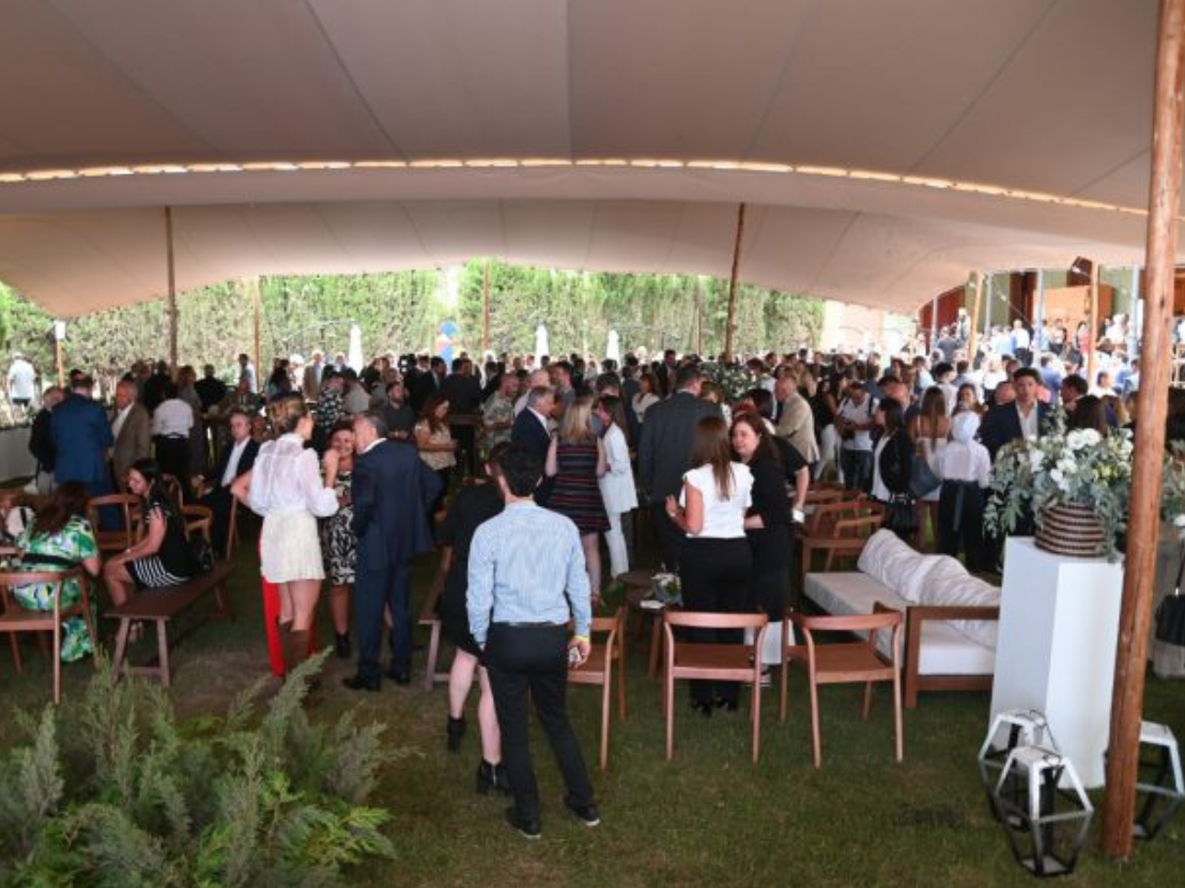 El encuentro del sábado dejó de llamarse “Almuerzo de las Fuerzas Vivas” y pasó a “Agasajo de la Vendimia”, un giro de época que adelantó el tono social y empresarial de los 90.&nbsp;