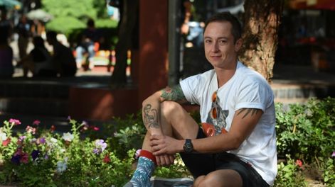 Los Andes | Le mendocine Gerónimo Carolina González Devesa será una de las primeras personas argentinas en recibir su DNI no binario durante la mañana de hoy. En 2018 tramitó y obtuvo su partida de nacimiento actualizada.