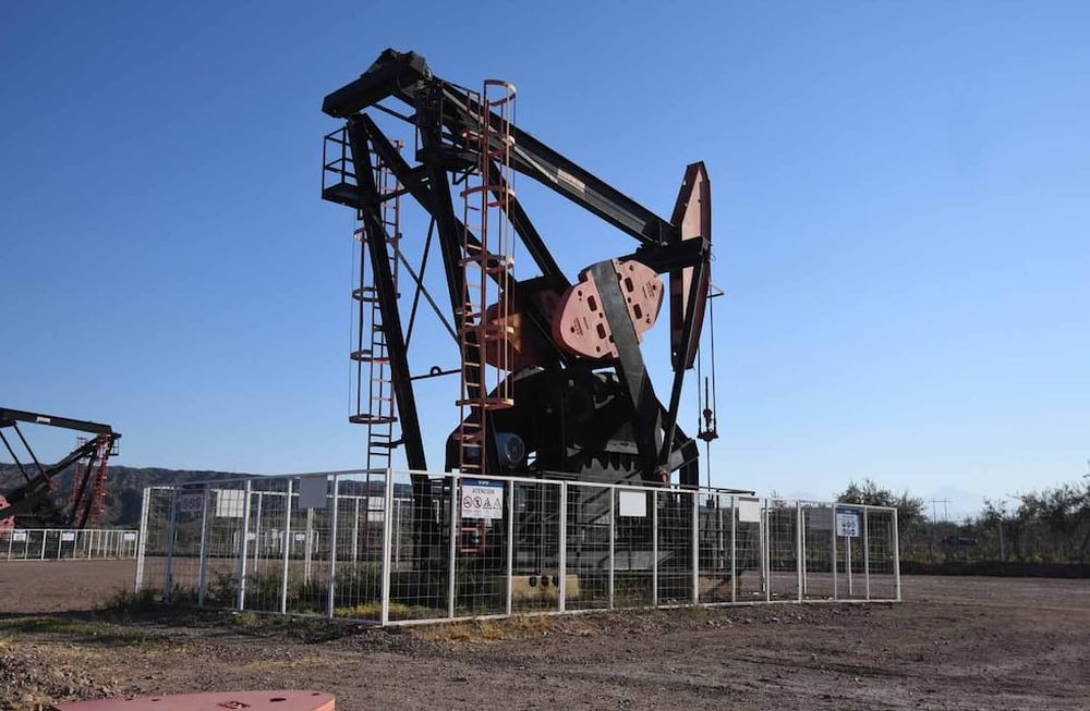 Bomba de varilla conocida como guanaco, unidad de bombeo para extraer petróleo, ubicada en la zona de Lunlunta departamento de Maipú. Archivo / Los Andes