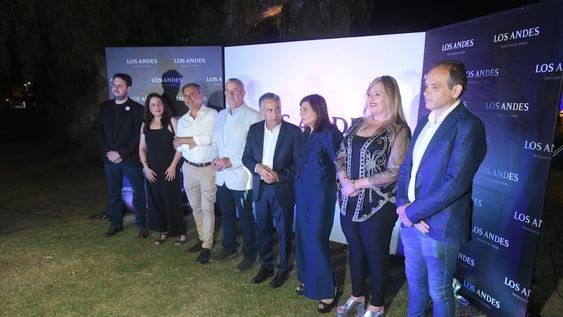 Los candidatos a legisladores nacionales y provinciales posaron juntos en la fiesta aniversario de diario Los Andes. Foto: Ignacio Blanco / Los Andes