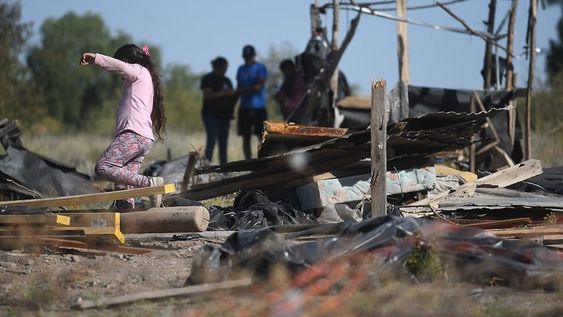 Efectivos de la Policía desalojaron el martes a mas de 100 familias del asentamiento 19 de Febrero ubicado al oeste del barrio La Favorita de Ciudad, por una denuncia de ocupación ilegal de un terreno privado.Foto: José Gutierrez / Los Andes