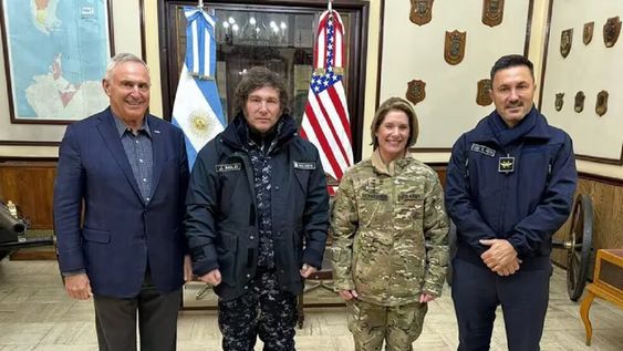 Marc Stanley, embajador de Estados Unidos en Argentina; el presidente Javier Milei; la jefe del Comando Sur, Laura Richardson, y el ministro de Defensa, Luis Petri. (Gentileza)