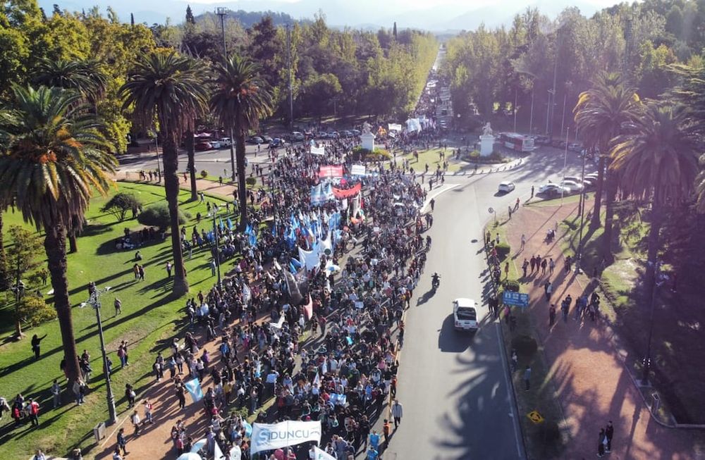 Masiva movilización en Mendoza de estudiantes y trabajadores que se sumaron a la marcha universitaria nacional. Foto: Marcelo Rolland / Los Andes