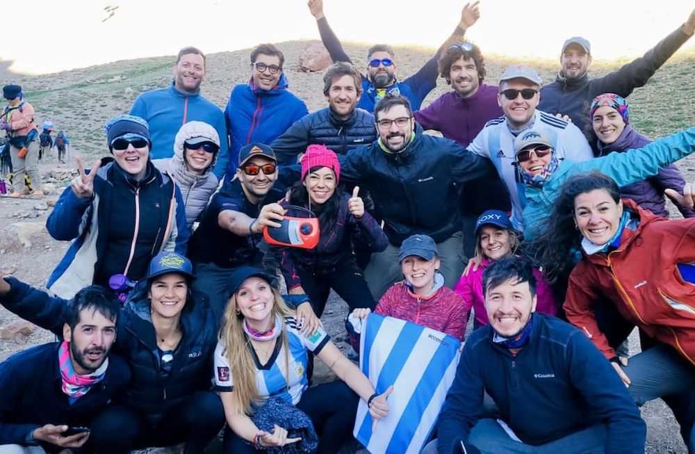 Con alambre y bastones de trekking como antena, escucharon el partido de Argentina en plena montaña y así festejaron. Foto: Daniela Porcellana