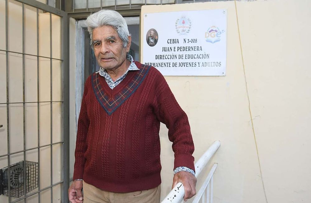 Entre las canciones melódicas, los boleros son la “especialidad” de don Nacho. Practica cada día para plasmar en papel con su letra las composiciones que tiene en la cabeza. | Foto: José Gutiérrez / Los Andes