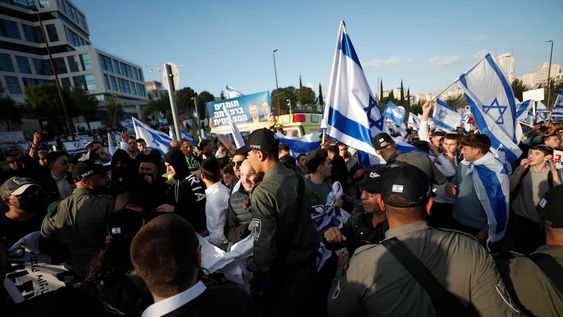 Protestas masivas en Israel contra la reforma judicial que impulsa el gobierno. Los partidarios del gobierno de derecha israelí y los manifestantes antigubernamentales se reúnen frente a la Knesset (el Parlamento), antes de las protestas masivas en Jerusalén. Foto: EFE/EPA/ATEF SAFADI