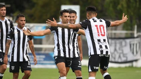 Los Andes | Abrazo de lobos. Leandro Ciccolini (7) y Santiago Solari (10) se anotaron en la goleada 3-0 de Gimnasia frente a San Telmo. / José Gutiérrez