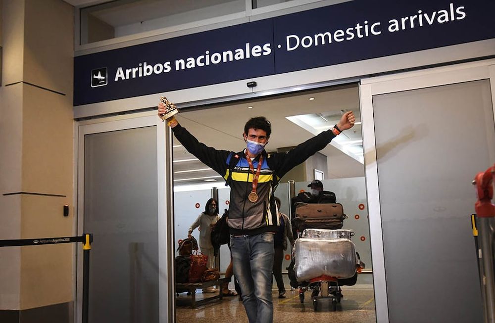 Francisco Moreno, quien participó en el Rally Dakar en Arabia Saudita 2022, en su arribo a Mendoza tras el subcampeonato en quads.Foto: José Gutierrez / Los Andes