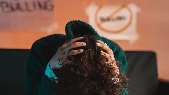 El 50% de las denuncias fueron hechas por personas cis femenino, seguido de un 42% por cis masculino; 3,15% de trans femenino; 1,57% no binario; 1,55% por persona jurídica y, finalmente, 1,14% trans masculino. Imagen ilustrativa: Pexels.
