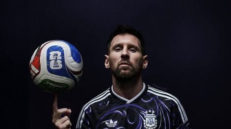 La camiseta sera una versión más oscura de lo habitual, con detalles en azul, violeta y blanco.