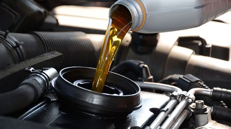 Ni 15 ni 30 mil kilómetros: cada cuánto se recomienda cambiar el aceite del auto