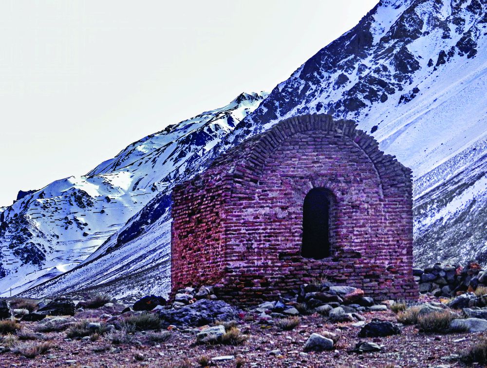 Bien conservada. Vista invernal de la Casucha del Paramillo de las Cuevas con el cerro Tolosa (5.332 m) de fondo, conocida como Casucha de las Vacas.