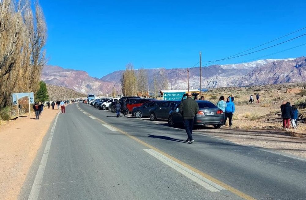 Cientos de autos esperando en Uspallata por la reapertura del paso a Chile, una situación que se repite. Gentileza / Gendarmería